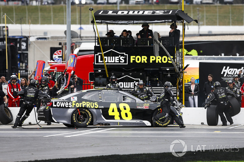 Jimmie Johnson, Hendrick Motorsports, Lowe's for Pros Chevrolet Camaro pit stop