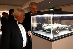 Херби Бланш и Гордон Мюррей изучают модель Lotus Джима Кларка
