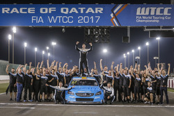 Wereldkampioen Thed Björk, Polestar Cyan Racing, Volvo S60 Polestar TC1 met het team