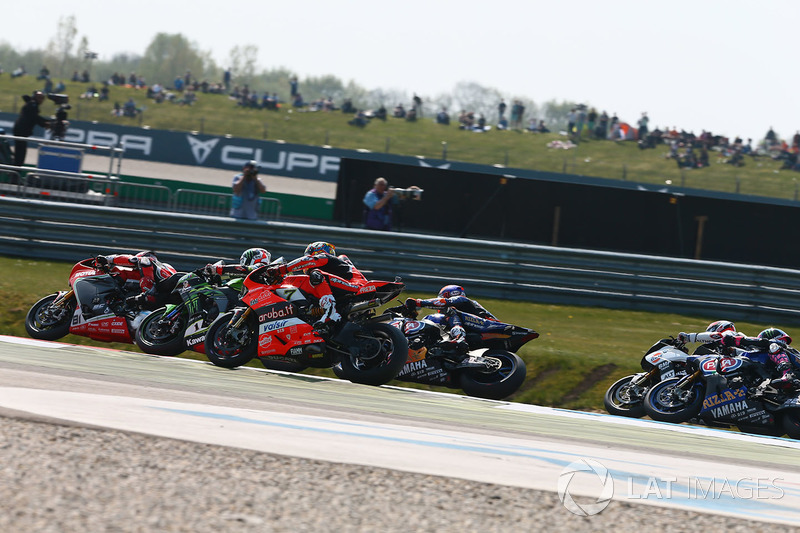 Chaz Davies, Aruba.it Racing-Ducati SBK Team viene costretto ad allargare in curva 1