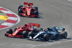 Kimi Raikkonen, Ferrari SF71H et Valtteri Bottas, Mercedes-AMG F1 W09 EQ Power+ en bataille