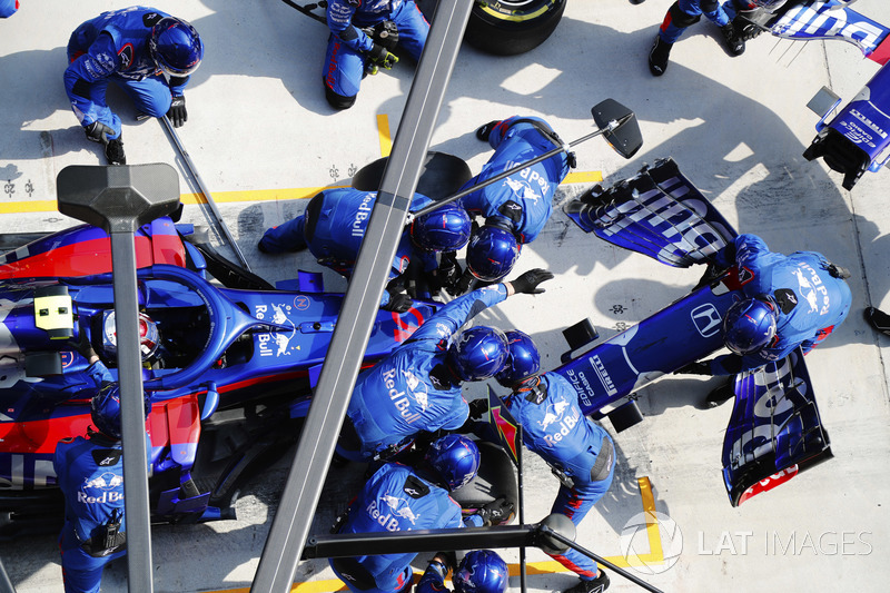 Pierre Gasly, Toro Rosso STR13 Honda, makes a pit stop for a new nose cone