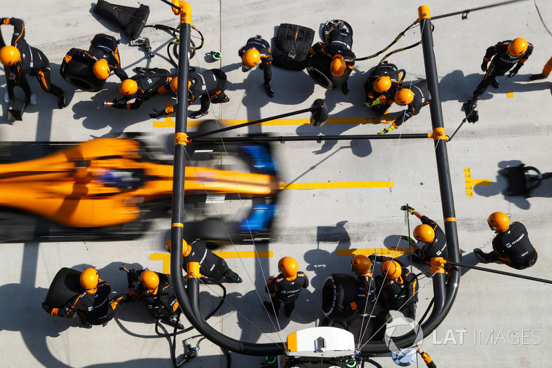 Fernando Alonso, McLaren MCL33 Renault, dans les stands