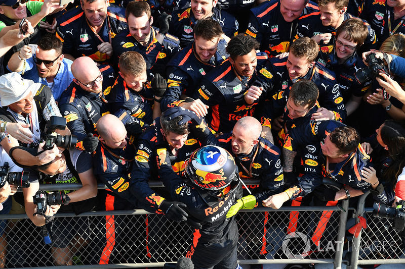 Ganador de la carrera Daniel Ricciardo, Red Bull Racing celebra en parc ferme