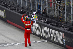Race winner Kyle Busch, Joe Gibbs Racing