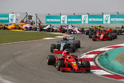 Sebastian Vettel, Ferrari SF71H, Valtteri Bottas, Mercedes AMG F1 W09, Kimi Raikkonen, Ferrari SF71H, Max Verstappen, Red Bull Racing RB14 Tag Heuer, and the rest of the field at the start of the race