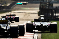 Romain Grosjean, Haas F1 Team VF-18 Ferrari, runs wide ahead of Nico Hulkenberg, Renault Sport F1 Te