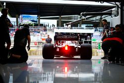 Des mécaniciens de Haas regardent Kevin Magnussen, Haas F1 Team VF-18 quitter le garage de l'équipe