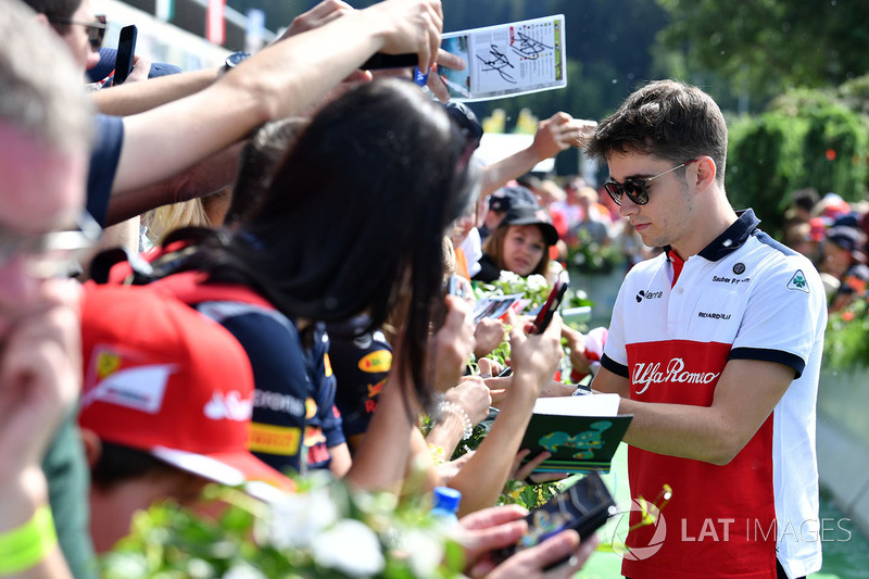 Charles Leclerc, Sauber signe des autographes pour les fans