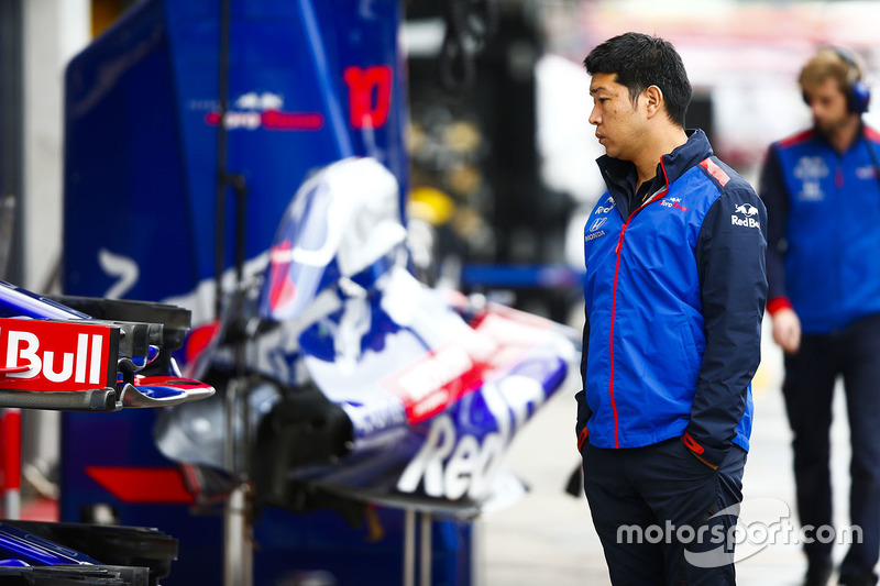 Personale Toro Rosso Honda fuori dal garage del team