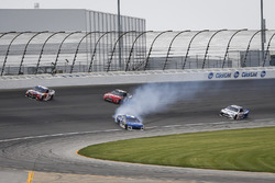 Dreher: Kyle Larson, Chip Ganassi Racing, Chevrolet Camaro Credit One Bank, vor Kyle Busch, Joe Gibbs Racing, Toyota Camry Skittles Red White & Blue