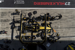 Carlos Sainz Jr., Renault Sport F1 Team R.S. 18, makes a pit stop