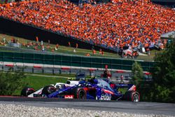 Pierre Gasly, Scuderia Toro Rosso STR13 en lutte avec Sergey Sirotkin, Williams FW41