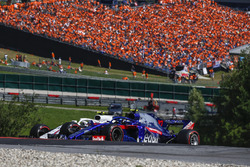 Pierre Gasly, Scuderia Toro Rosso STR13 en lutte avec Sergey Sirotkin, Williams FW41