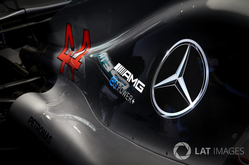 Detalle de la cubierta del motor de Lewis Hamilton, Mercedes AMG F1 W09, incluido el logotipo y la marca de AMG Mercedes
