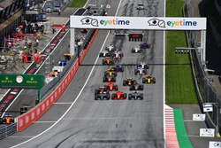 Lewis Hamilton, Mercedes-AMG F1 W09, Valtteri Bottas, Mercedes-AMG F1 W09 and Kimi Raikkonen, Ferrari SF71H battle at the start of the race