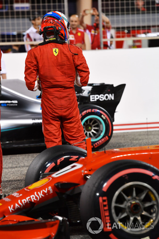 Kimi Raikkonen, Ferrari nel parco chiuso con Valtteri Bottas, Mercedes-AMG F1