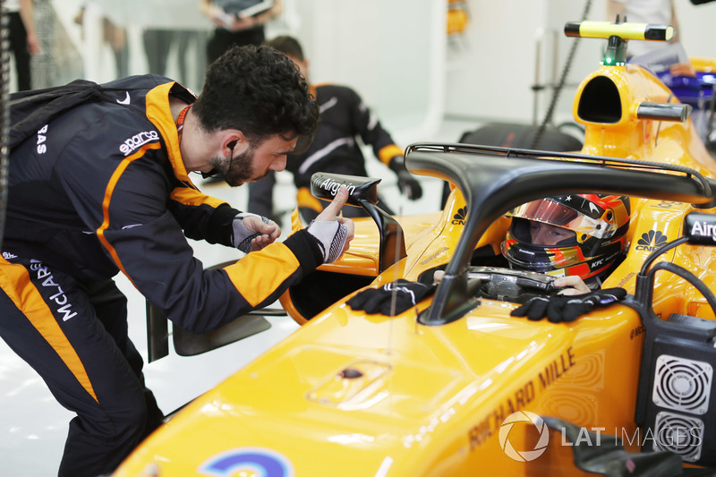 Stoffel Vandoorne, McLaren MCL33 Renault, in his cockpit