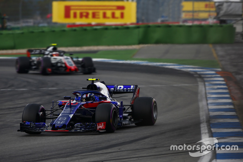 Pierre Gasly, Toro Rosso STR13, Kevin Magnussen, Haas F1 Team VF-18