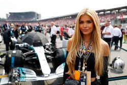 Una ospite della Emirates Airline con la monoposto di Valtteri Bottas, Mercedes AMG F1 W09, in griglia di partenza