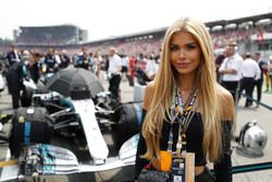 Una ospite della Emirates Airline con la monoposto di Valtteri Bottas, Mercedes AMG F1 W09, in griglia di partenza