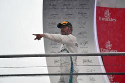 Le vainqueur Lewis Hamilton, Mercedes-AMG F1 fête sa victoire sur le podium