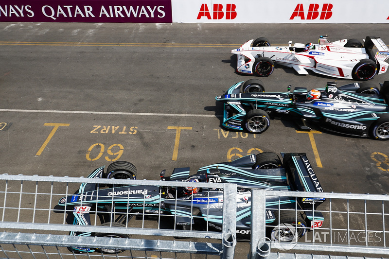 Nelson Piquet Jr., Jaguar Racing, Jose Maria Lopez, Dragon Racing, avoid the stationary Mitch Evans, Jaguar Racing, at the start of the race