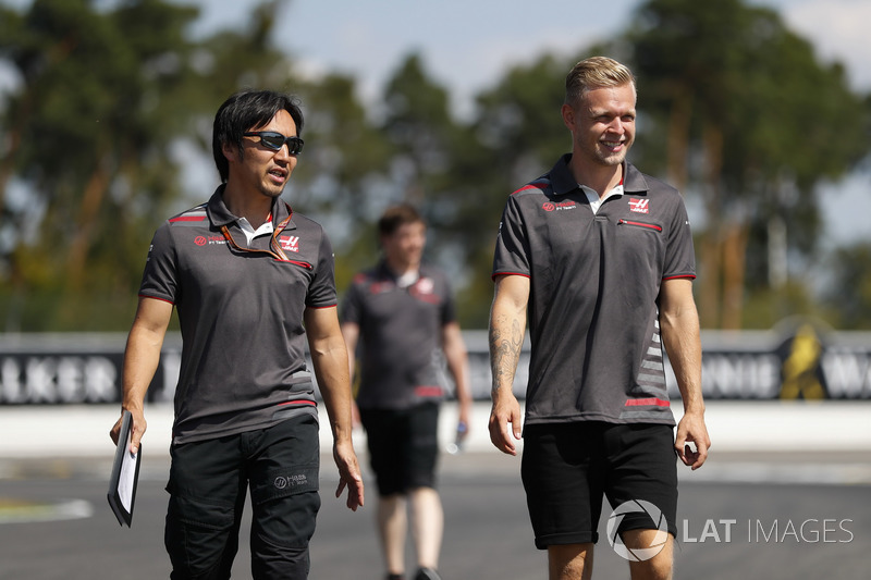 Kevin Magnussen, Haas F1 Team, cammina lungo il circuito
