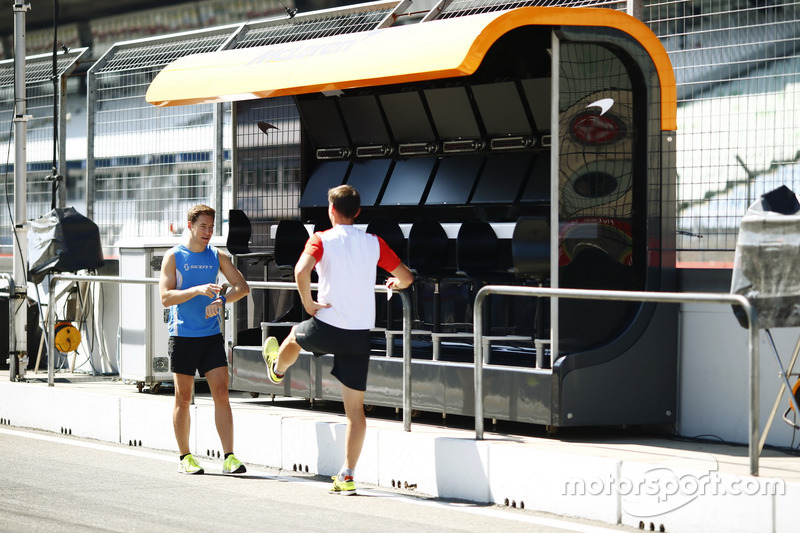 Stoffel Vandoorne, McLaren, si prepara a fare jogging in pit lane, con il suo preparatore