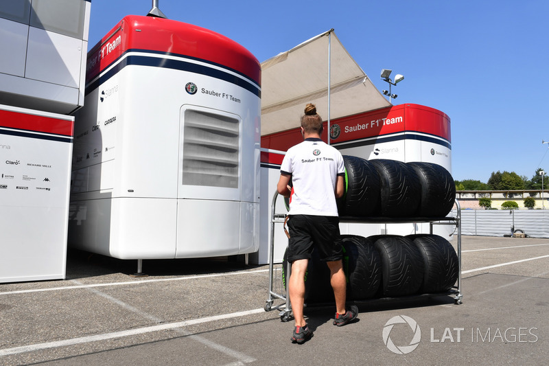 Un meccanico Sauber con degli pneumatici Pirelli
