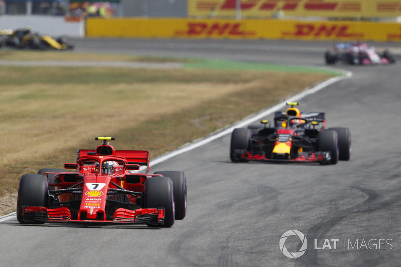 Kimi Raikkonen, Ferrari SF71H, di depan Max Verstappen, Red Bull Racing RB14