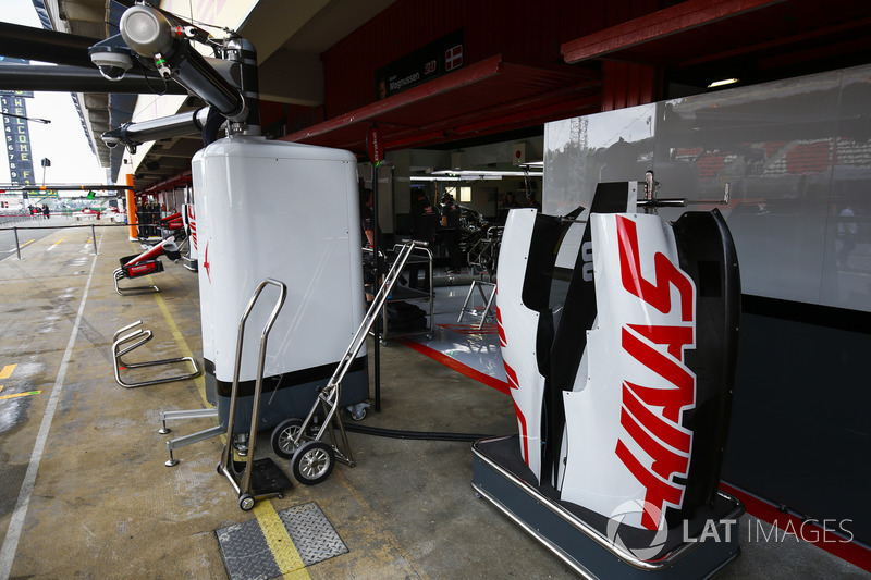 Оборудование Haas F1 Team и кожух автомобиля VF-18