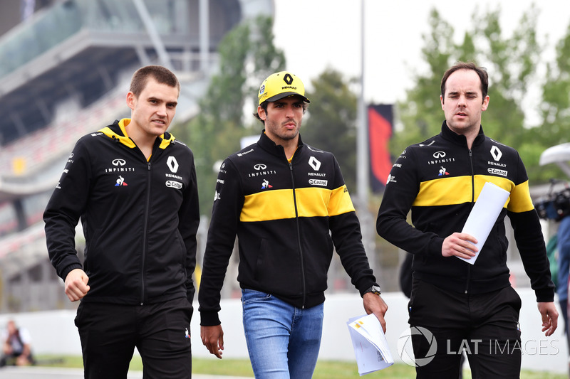 Carlos Sainz Jr., Renault Sport F1 Team camina por la pista