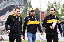 Carlos Sainz Jr., Renault Sport F1 Team walks the track