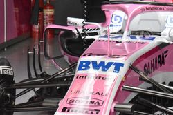 Автомобиль Sahara Force India F1 VJM11 в гараже