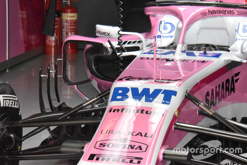 Esta foto em ângulo do VJM11 mostra como os defletores de elemento triplo e os condicionadores de fluxo de ar do sidepod se alinham.
