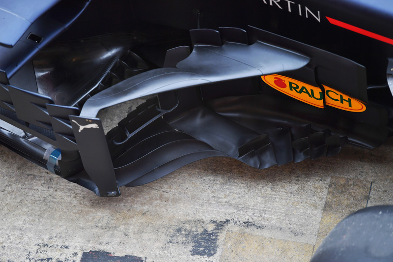 A Red Bull otimizou a plataforma e suas cercas verticais em seus bargeboards na Espanha.