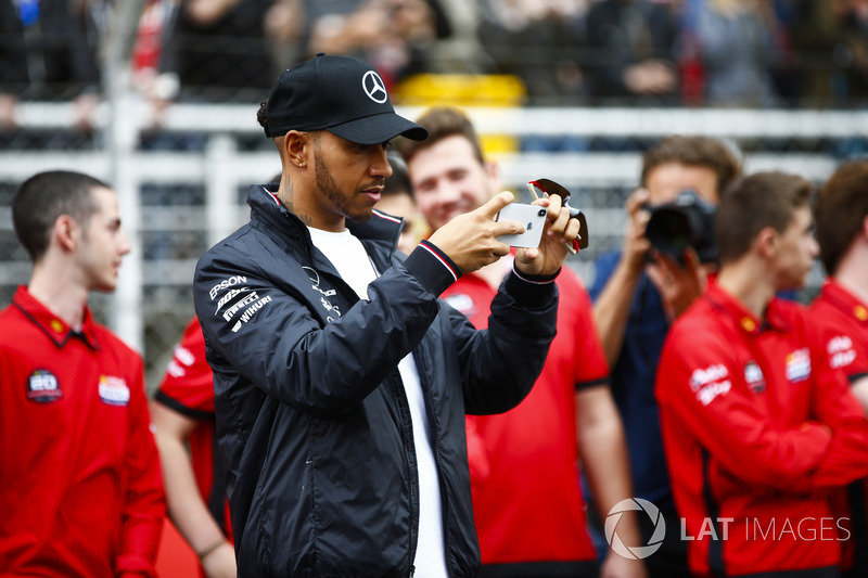 Lewis Hamilton, Mercedes AMG F1, scatta una foto ai kartisti junior