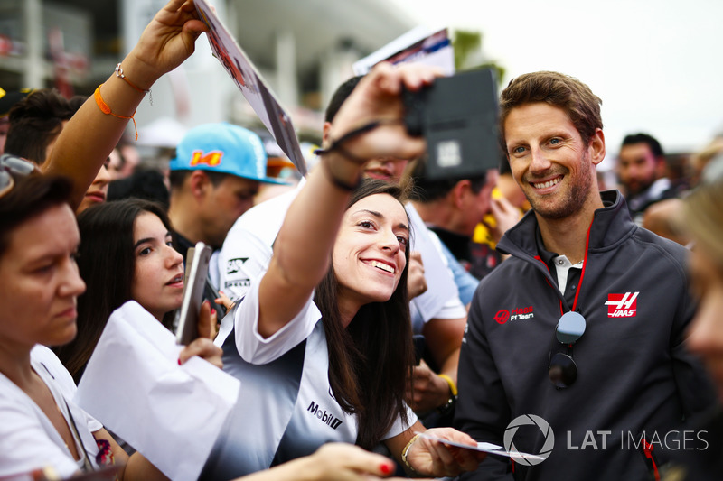 Romain Grosjean, Haas F1 Team, firma autografi ai tifosi