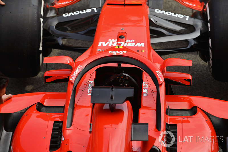 A Ferrari SF71H, és a Halóra szerelt visszapillantó Barcelonából