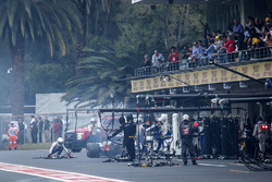 Marcus Ericsson, Sauber C36 makes a pitstop