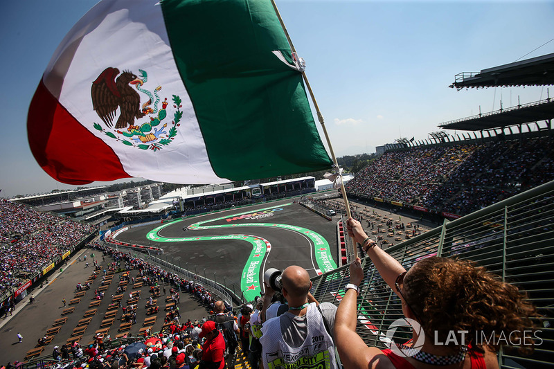 Lewis Hamilton, Mercedes-Benz F1 W08 pasa a los fans