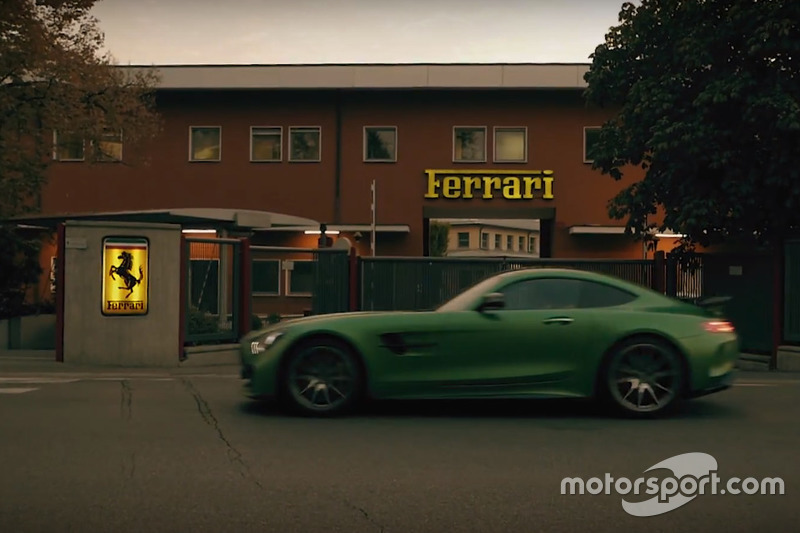 Mercedes AMG GT-R di depan gerbang markas Ferrari, Maranello