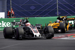 Kevin Magnussen, Haas F1 Team VF-17 et Nico Hulkenberg, Renault Sport F1 Team RS17, à la lutte