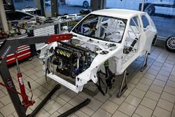 La Peugeot 306 Maxi en phase d'assemblage dans les ateliers du Sébastien Loeb Racing