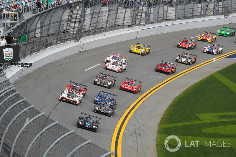 Start, #10 Wayne Taylor Racing Cadillac DPi, P: Renger van der Zande, Jordan Taylor, Ryan Hunter-Reay, Melewati bendera hijau