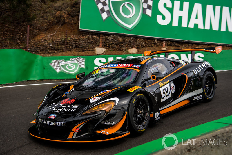 #58 YNA Autosport McLaren 650S GT3: Shane Van Gisbergen, Craig Lowndes, Co?me Ledogar