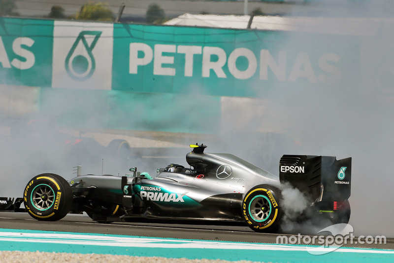 Nico Rosberg, Mercedes AMG F1 W07 Hybrid reprend la piste après avoir été percuté au départ