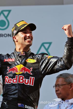 Le vainqueur Daniel Ricciardo, Red Bull Racing fête sa victoire sur le podium