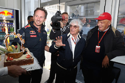 Bernie Ecclestone reçoit un gâteau d'anniversaire de Christian Horner, Red Bull Racing, Niki Lauda, le Dr Helmut Marko, Toto Wolff, Daniel Ricciardo, Red Bull Racing, Max Verstappen, et l'équipe Red Bull